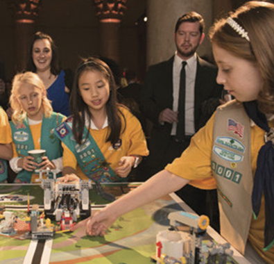 大纽约女童子军的成员展示他们的第一个乐高联盟机器人。