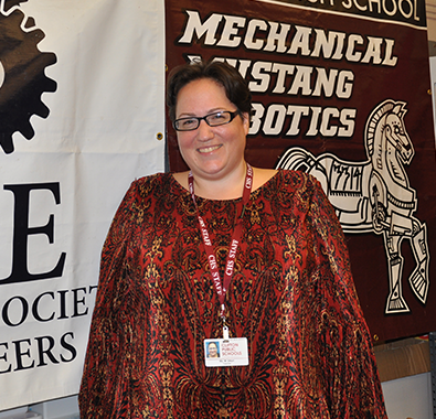 茎老师和机器人教练Monique Dituri姿势在她的教室在克利夫顿,新泽西。