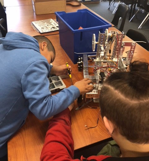 在肯塔基州路易斯维尔的男孩和女孩避风港，学生们为FIRST技术挑战赛制作机器人。