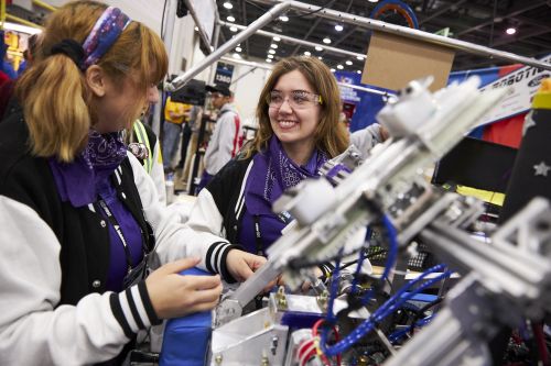 在底特律的FIRST锦标赛上，学生们正在制作他们的机器人。