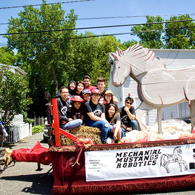 机械野马参加克利夫顿纪念游行团队构建了浮动。